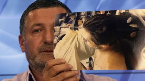 Abdulbaki Todashev, padre del fallecido Ibragim Todashev, muestra una foto de su hijo durante una rueda de prensa ofrecida en Moscú, Rusia.