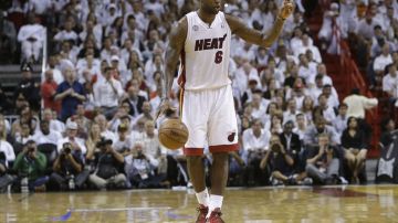 El 'Rey' LeBron anotó 30 puntos para liderar a Miami.