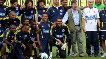 El presidente de Colombia, Juan Manuel Santos (3d), posa junto a la selección nacional de fútbol