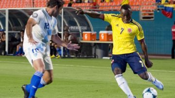 Pablo Armero (der.), titular del Nápoles y la selección Colombia que se prepara para el crucial partido ante la albiceleste el 7 de junio.