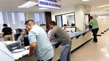 Los salvadoreños en el exterior, se apresuran a procesar la renovación de sus TPS en el consulado.