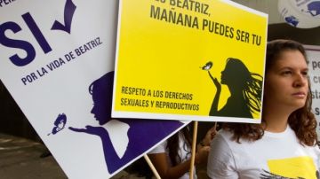 El caso ha generado protestas a favor de que se le practique un aborto a la mujer, como esta realizada por integrantes de Amnistía Internacional, ante la embajada de El Salvador en México.