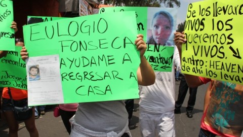 Familiares de los desaparecidos realizan una protesta para pedir ayuda en la localización de sus seres queridos.
