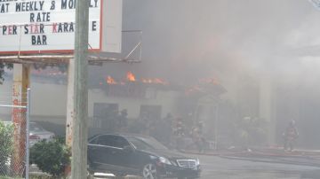 El incendio que se desató poco después del medio día del viernes consumió el hotel Southwest Inn ubicado sobre la carretera 59 Sur entre las calles Bellaire y Hillcroft, en Houston, Texas.