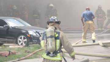 Denso humo y fuertes llamas en el incendio del hotel Southwest Inn en Houston, dificultaron la tarea de los bomberos.