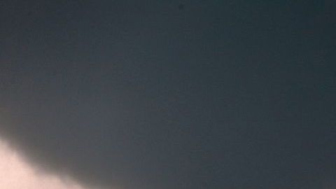 Vista del más reciente tornado que tocó tierra en Oklahoma City.