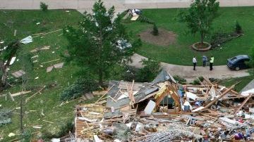 Escombros dejados por el tornado que pasó anoche por el vecindario Rolling Meadow Estates, en Oklahoma.