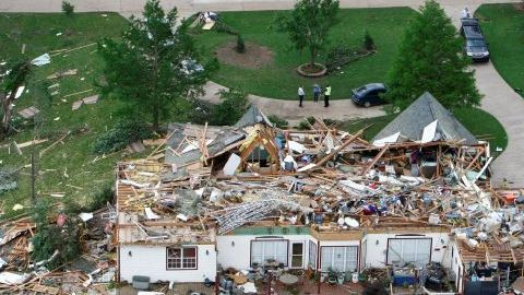 Escombros dejados por el tornado que pasó anoche por el vecindario Rolling Meadow Estates, en Oklahoma.