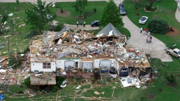 Escombros dejados por el tornado que pasó anoche por el vecindario Rolling Meadow Estates, en Oklahoma.