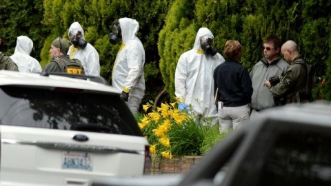 Las autoridades han seguido varias pistas en relación con las cartas envenenadas. En la foto, miembros del Equipo Federal Conjunta Haz-Mat, el FBI y la policía local  frente a Osmun Apartaments en Spokane, Washington, durante la ejecución de una búsqueda,  el 18 de mayo pasado.