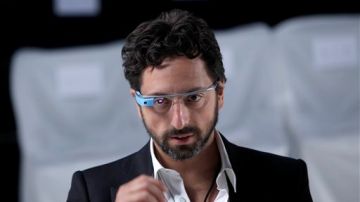 Sergey Brin, co fundador de google, muestra las gafas inteligentes de Google