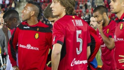 Los jugadores del RCD Mallorca al término del partido de la última jornada de Liga ante el Real Valladolid, disputado esta noche en el Iberostar Estadio de la capital balear.