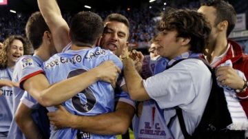 Los jugadores del Celta de Vigo celebran la sufrida salvación en la Liga de España