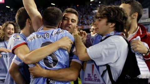 Los jugadores del Celta de Vigo celebran la sufrida salvación en la Liga de España