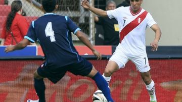 El jugador peruano Cristopher Hurtado (d) es marcado por el panameño Carlos Rodríguez (i)