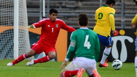 Richard Sánchez intenta despojar del balón a un jugador brasileño en el encuentro de ayer.