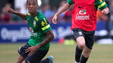 Luiz Gustavo (izq.) y Oscar disputan un balón en la práctica de ayer de la selección de Brasil que mañana enfrenta a Inglaterra.