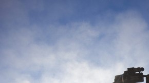 Este hombre practica con una 'minigun' que dispara ráfagas de cincuenta balas por segundo, en  Big Sandy Machine Gun Shoot, a las afueras de Wikieup, Arizona (Estados Unidos).