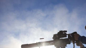 Este hombre practica con una 'minigun' que dispara ráfagas de cincuenta balas por segundo, en  Big Sandy Machine Gun Shoot, a las afueras de Wikieup, Arizona (Estados Unidos).