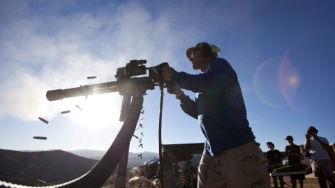 Este hombre practica con una 'minigun' que dispara ráfagas de cincuenta balas por segundo, en Big Sandy Machine Gun Shoot, a las afueras de Wikieup, Arizona (Estados Unidos).