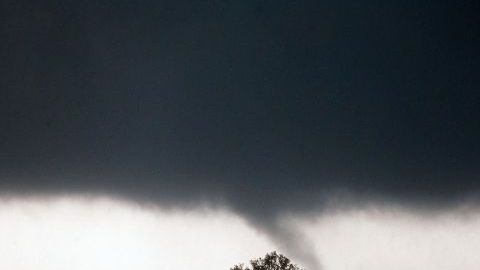 Un tornado cerca de El Reno, Oklahoma causó destrucción y el cierre de la carrertera I-40 el viernes, 31 de mayo del 2013.