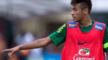 El jugador brasileño Neymar patea un balón durante un entrenamiento del equipo nacional este 31 de mayo, en el estadio de Flamengo, en Río de Janeiro (Brasil).