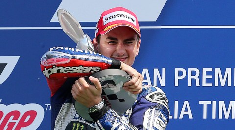 El español ganó el Moto GP de Italia, su tercera victoria consecutiva en la carrera.