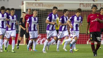 Jugadores del Real Valladolid celebran un gol marcado al Mallorca, al lado, Giovani Dos Santos, quien no fue cedido al Tri.