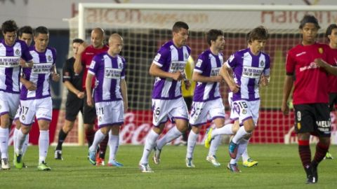 Jugadores del Real Valladolid celebran un gol marcado al Mallorca, al lado, Giovani Dos Santos, quien no fue cedido al Tri.