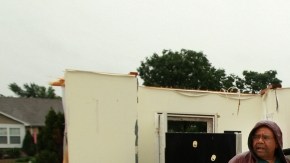 Wilburn Shaw mira lo que quedó de su casa tras el tornado que tocó tierra la noche del viernes en Oklahoma City.