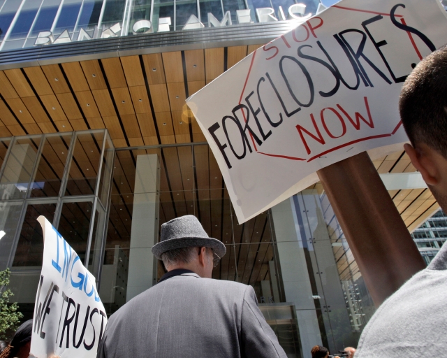 Manifestantes piden un alto a los embargos hipotecarios frente a Bank of America. El Presidente Obama pide al Congreso una solución.