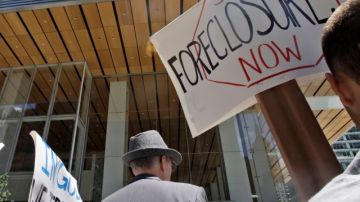 Manifestantes piden un alto a los embargos hipotecarios frente a Bank of America. El Presidente Obama pide al Congreso una solución.