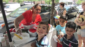 Hace 11 años que Magdalena Rivera vende 'ices' en East Harlem y su puesto de ventas siempre se llena de niños.