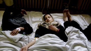 Niñas afganas reciben tratamiento luego de enfermase tras un envenenamiento en su escuela en Kabul, el pasado 1 de mayo.
