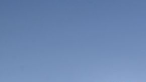 Un vehículo quedó completamente destruido en el pueblo de El Reno, en Oklahoma, luego del paso de un tornado el sábado.