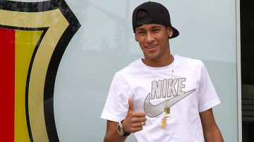Gran júbilo se vivió en el Camp Nou al recibir a su nuevo jugador proveniente del Santos de Brasil, Neymar da Silva.
