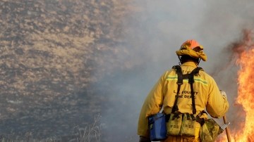 El  incendio forestal amenazaba ayer a cientos de viviendas al  acercarse peligrosamente a dos poblaciones al pie de las colinas del norte de Los Ángeles.