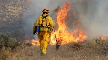 El  incendio forestal amenazaba ayer a cientos de viviendas al  acercarse peligrosamente a dos poblaciones al pie de las colinas del norte de Los Ángeles.