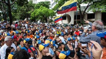 Decenas de partidarios de Henrique Capriles se concentran durante una manifestación  en la Plaza Francia de Altamira.