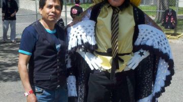 Benito Salvador (izq.) junto a Jorge Fernández vestido con el traje del carnaval de San Pablo del Monte de Tlaxcala.
