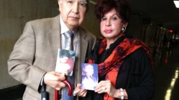 "Esto nos ha cambiado la vida completamente", manifestó Cachay, mientras mostraba fotos de su hija. En la imagen, Cachay junto a su esposa Silvia Panizo.