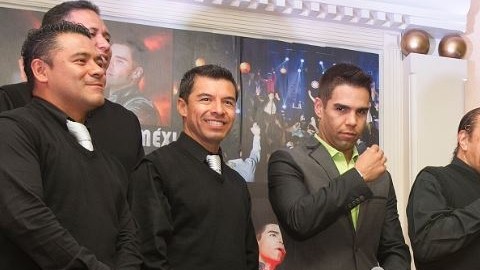 El grupo rinde homenaje a grandes artistas de la música grupera.