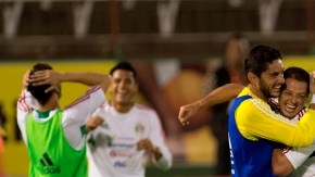 Jesús Corona y 'Chicharito' Hernández se divierten durante la etapa de reconocimiento de la cancha del  Nacional de Kingston, donde hoy enfrentan a Jamaica.