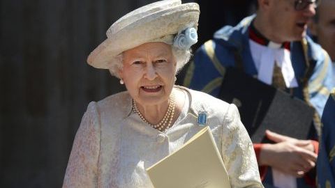 La monarca, vestida de color crema, con sombrero al tono y un prendedor de aguamarina y diamantes, estuvo acompañada por gran parte de su familia.