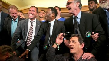 El legendario futbolista brasileño Pelé (centro) fue la figura del anuncio del patrocinio para Cosmos. A su lado, Gio Savarese (izquierda) y el exportero Shep Messing, entre otros.