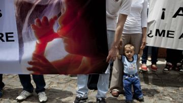 Un grupo de ciudadanos  se manifesta en contra del aborto en la ciudad colonial de Antigua, Guatemala.