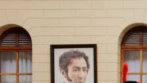 Cientos de personas siguen desfilando a diario por el Cuartel de la Montaña, el lugar donde reposan los restos de Hugo Chávez.