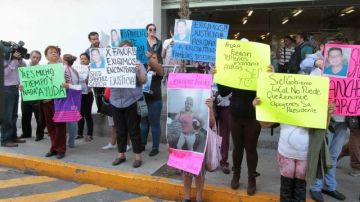 Familiares de los jóvenes desaparecidos tras un supuesto operativo policial en un bar de la turística Zona Rosa, en Ciudad de México, protestan  en la sede del Gobierno del Distrito Federal para exigir la intervención de las autoridades.