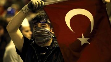 Un activista muestra una bandera turca durante una concentración cerca de la plaza Taksim de Estambul.