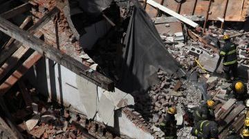 Los equipos de rescate utilizaron cubos para retirar ladrillos y escombros en la búsqueda de sobrevivientesanos.